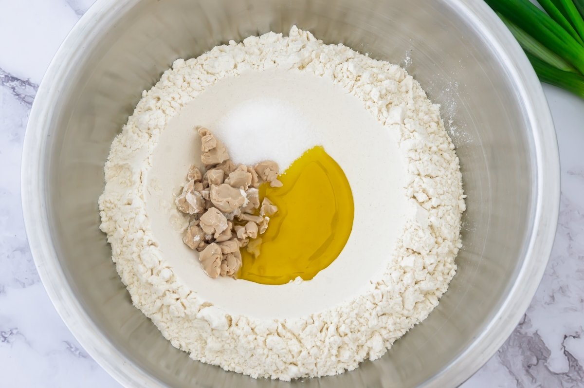 Prepara la masa de los baozi