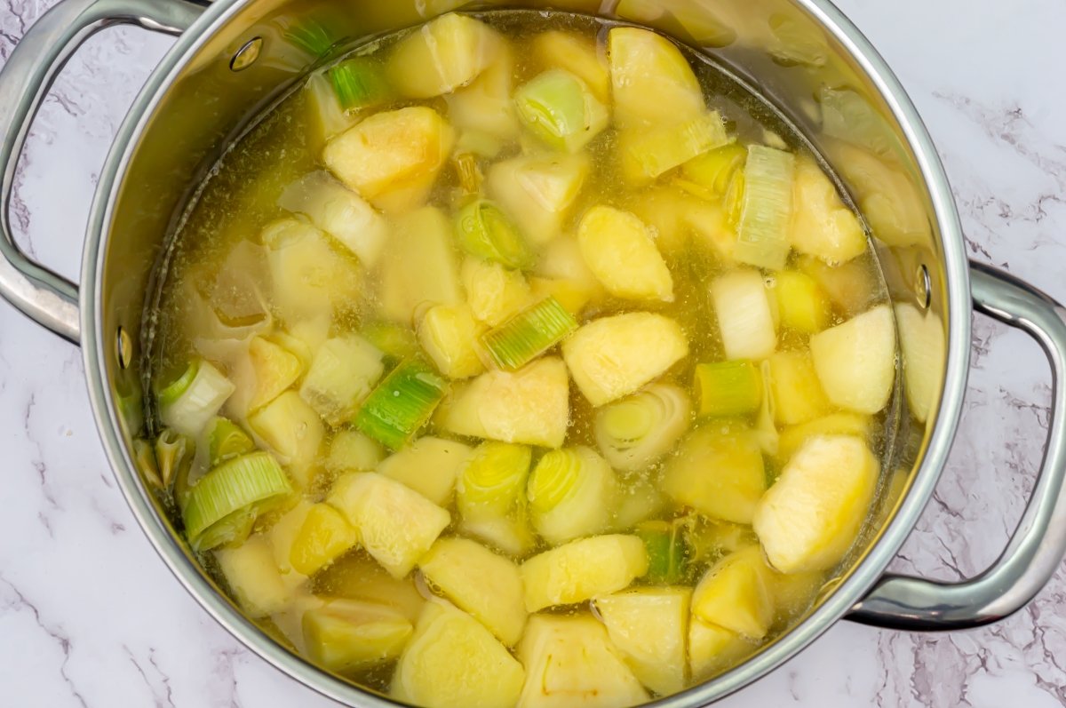 Preparación caldo para la vichyssoise de manzana, pera y apio