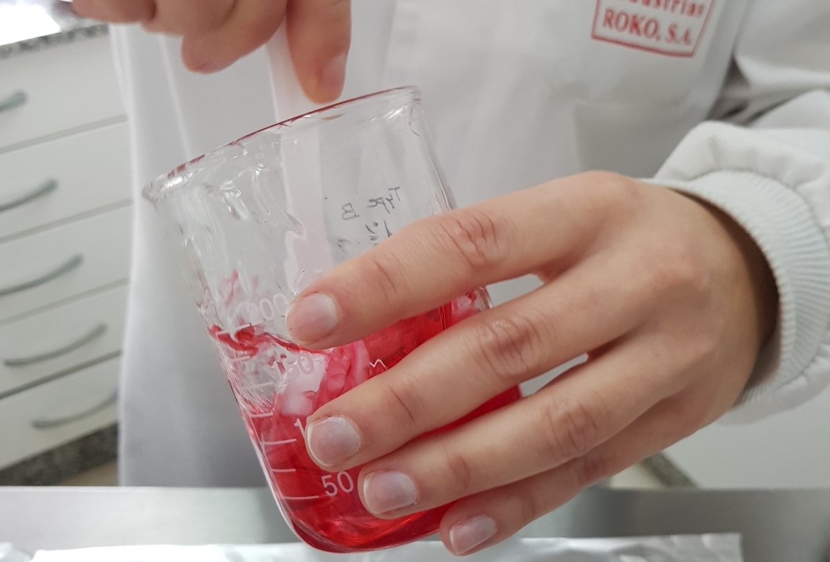 Preparación de gel con agar agar en laboratorio