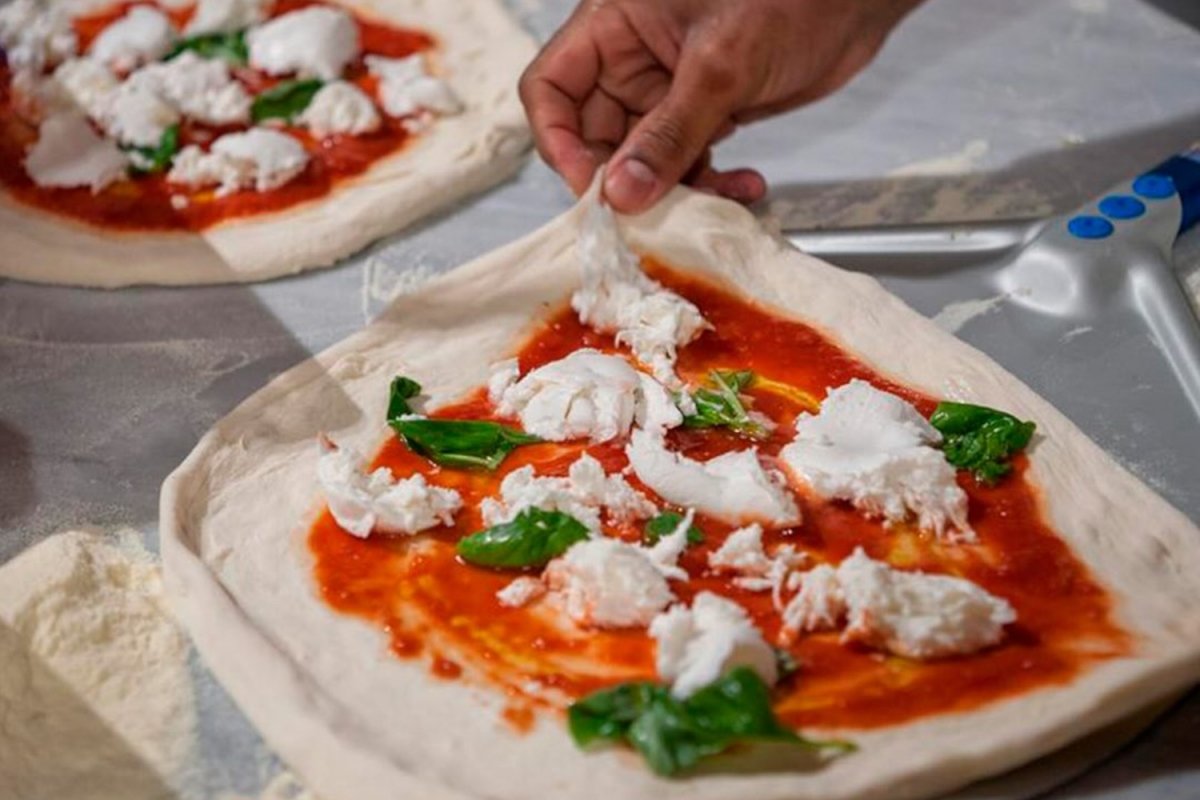 Preparación de una pizza en Pummarola