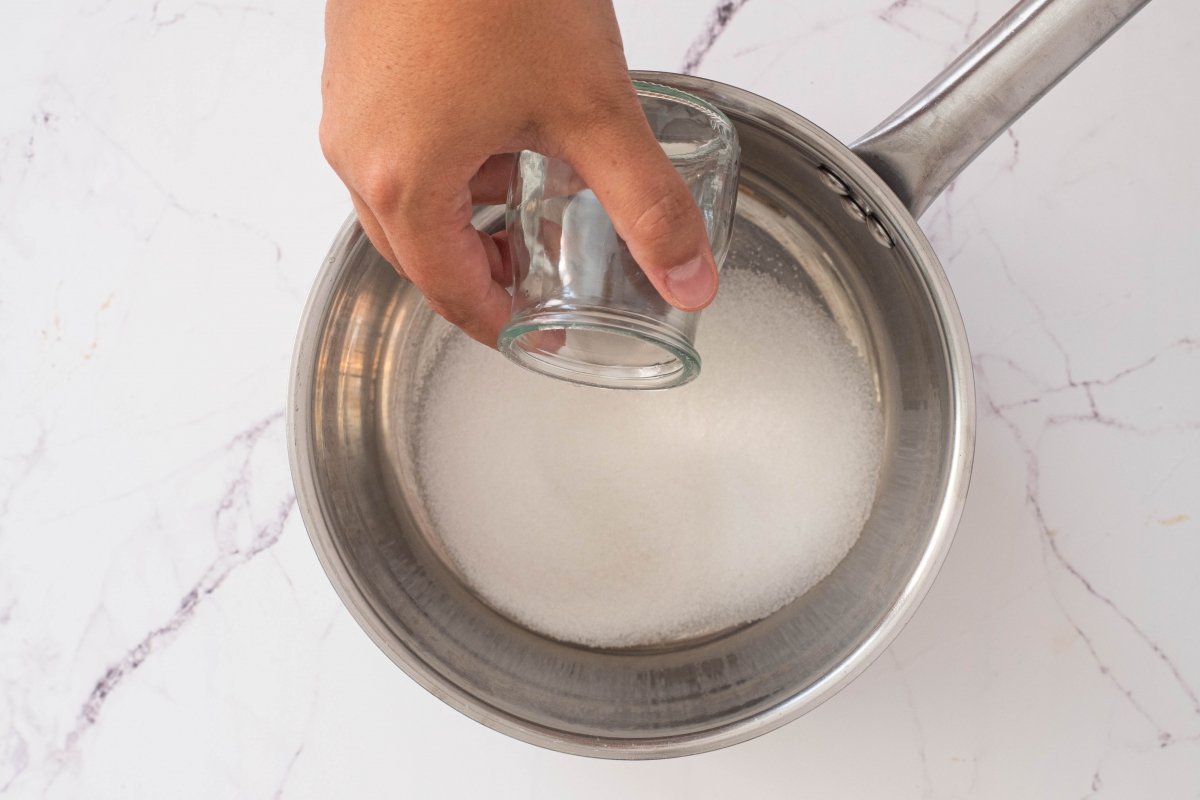 Preparamos el almíbar de la yema de la tarta massini