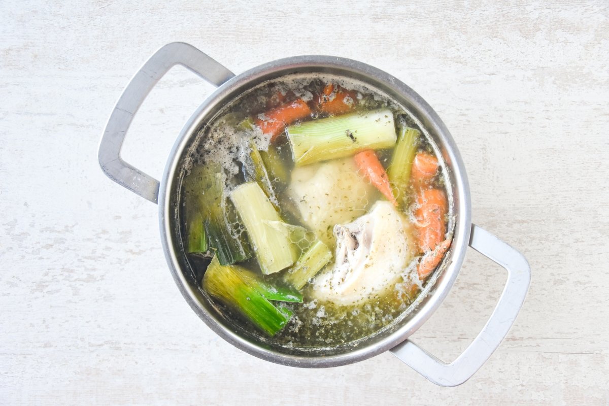 Preparamos el caldo para el waterzooi