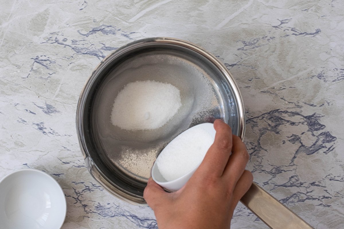 Preparamos el caramelo del budín de pan