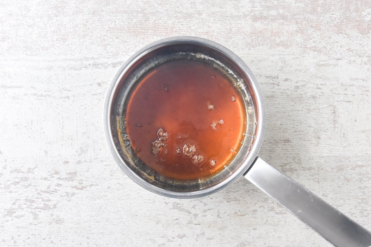 Preparamos el caramelo para el flan de nata