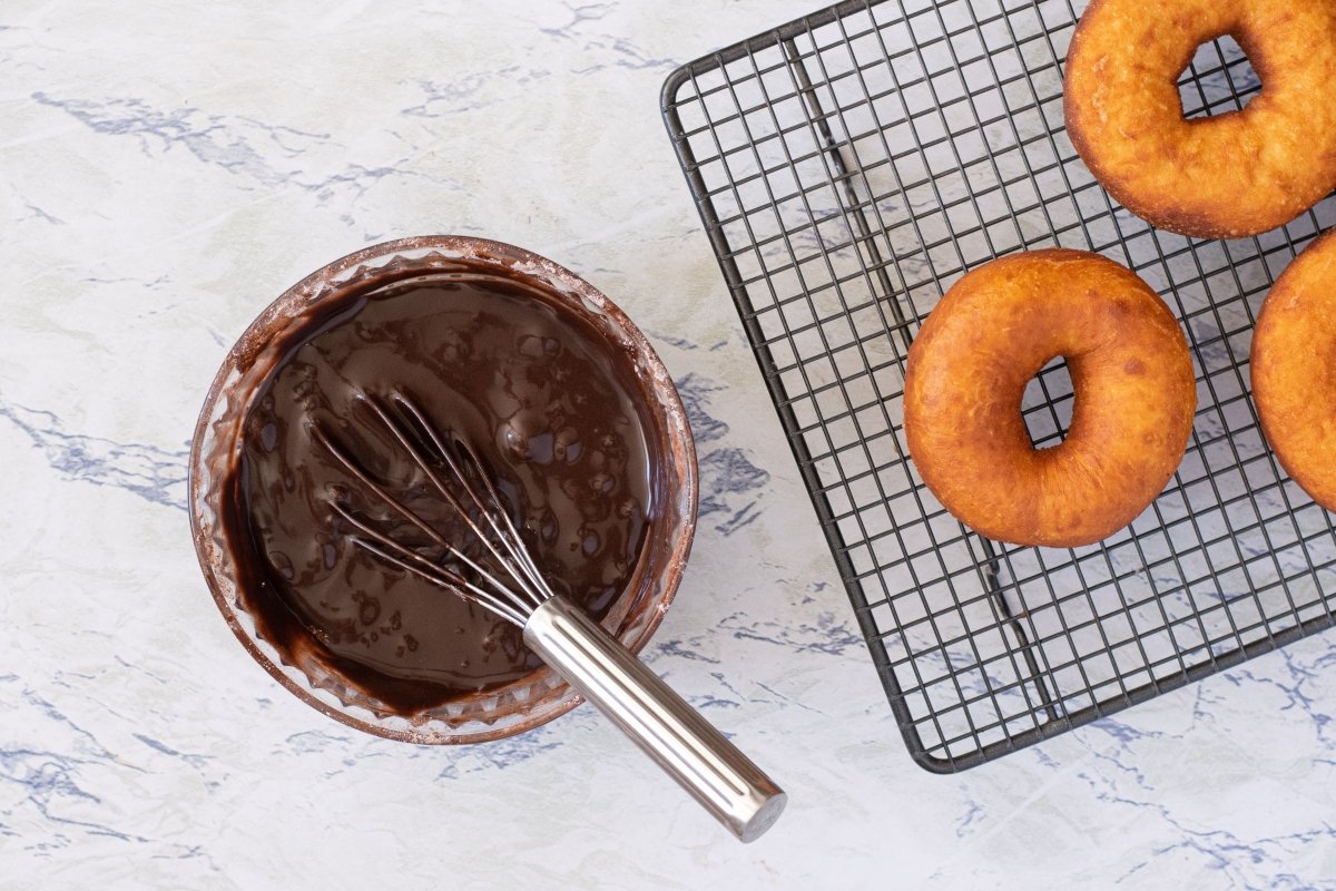 Preparamos el glaseado de los donuts de chocolate