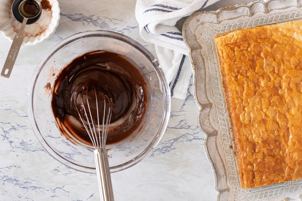 Preparamos el glaseado para el milhojas de chocolate