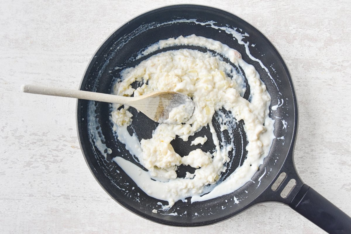 Preparamos el roux con leche y harina