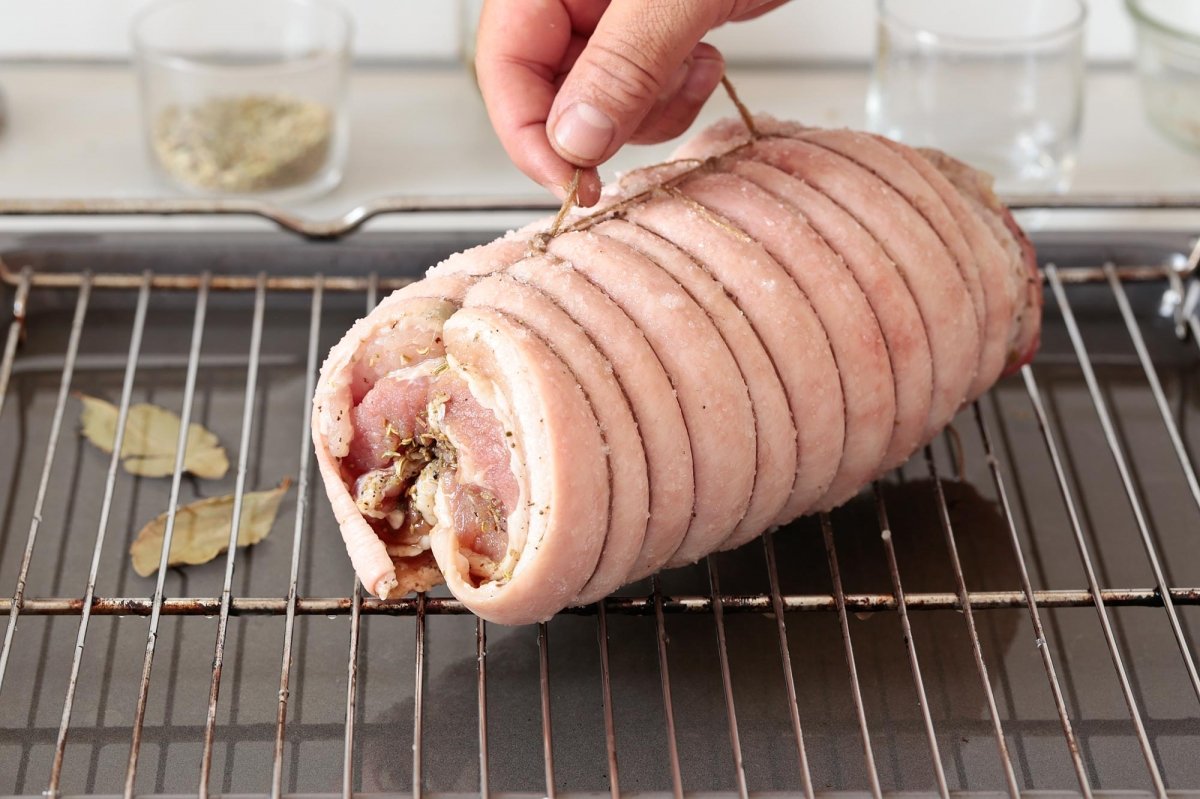 Preparamos la bandeja para asar la porchetta