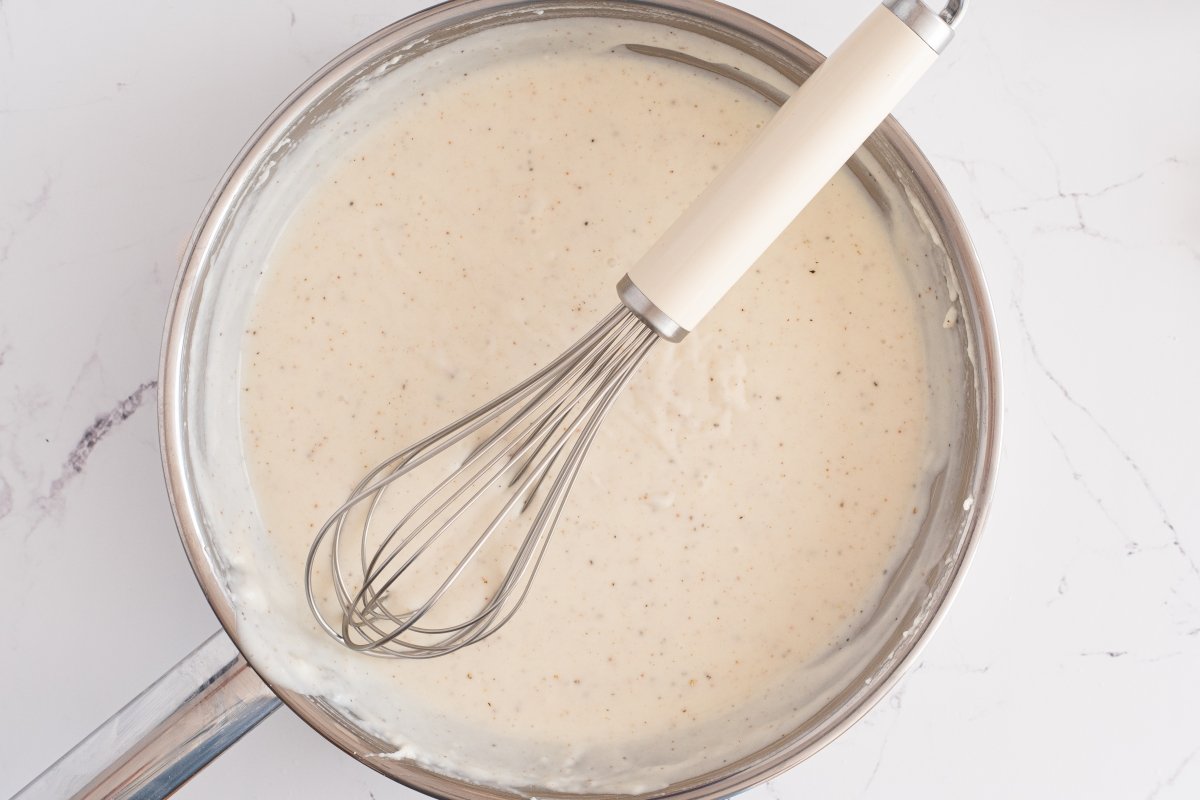 Preparamos la bechamel de los canelones de atún