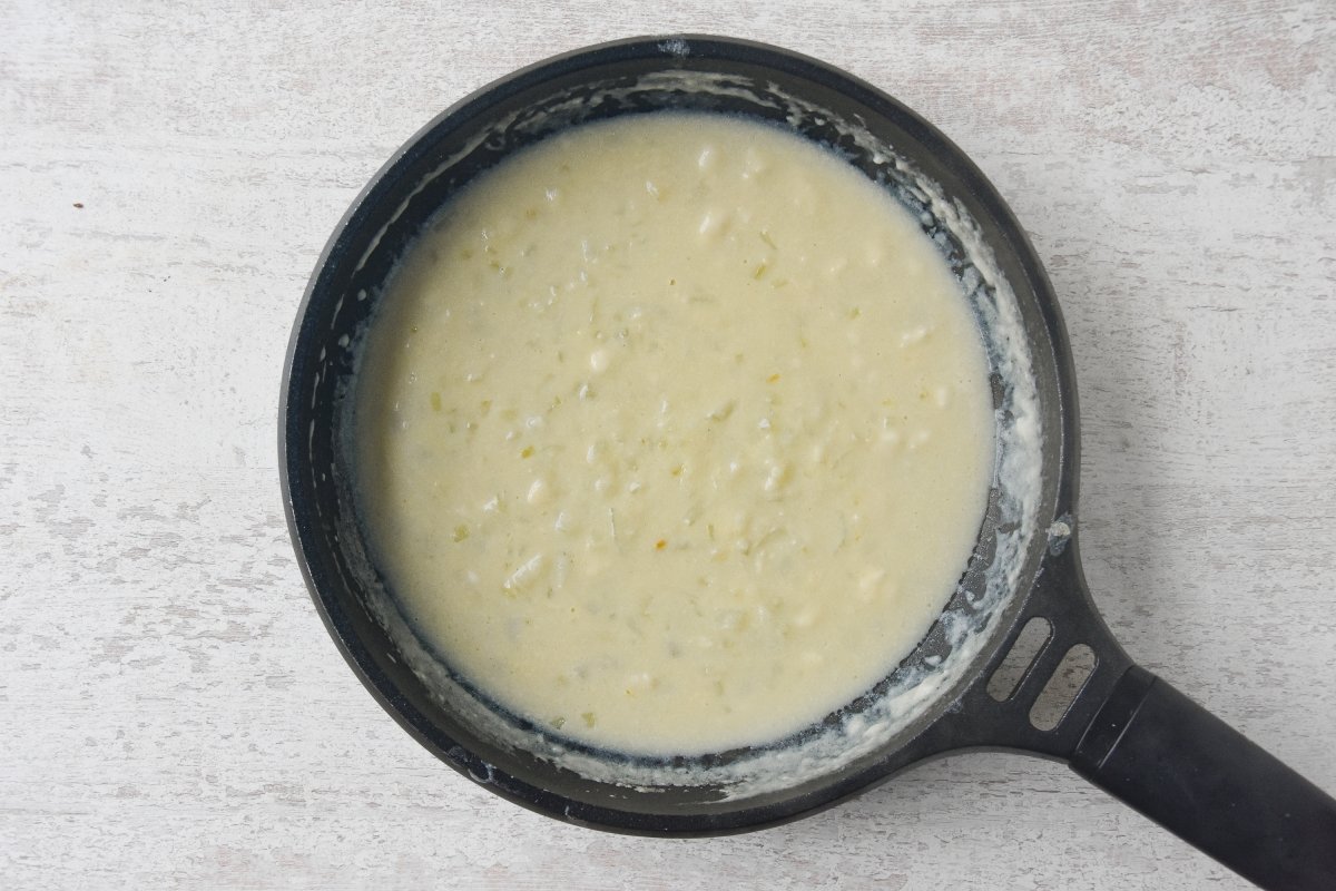 Preparamos la bechamel para el fish pie