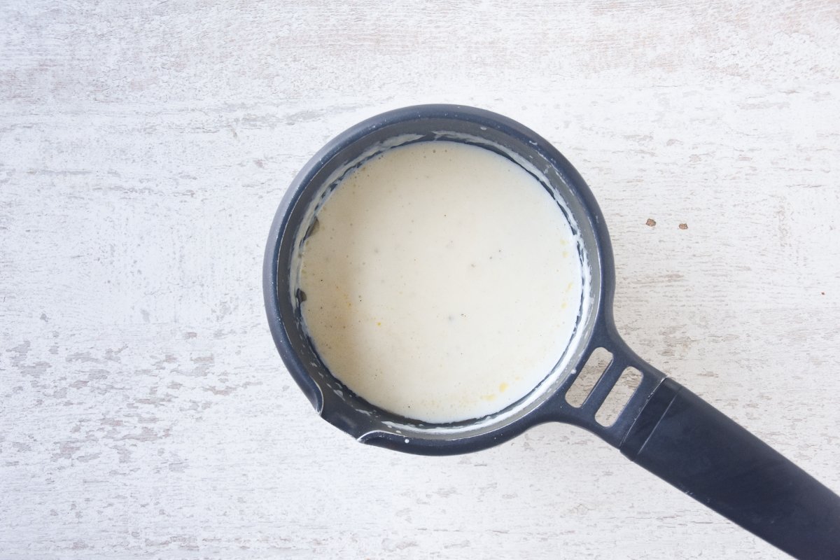 Preparamos la bechamel para la lasaña de merluza