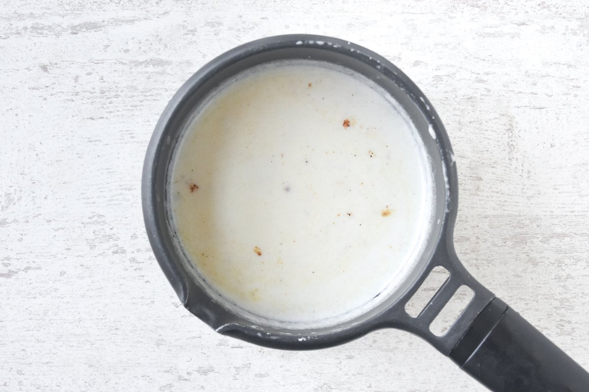 Preparamos la bechamel para la lasaña de salmón y espinacas