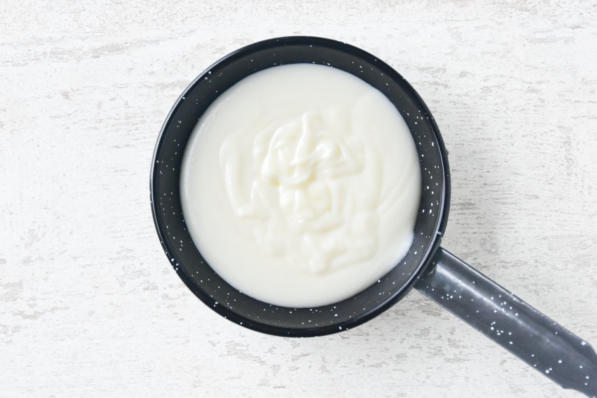 Preparamos la bechamel para los huevos rellenos de carne