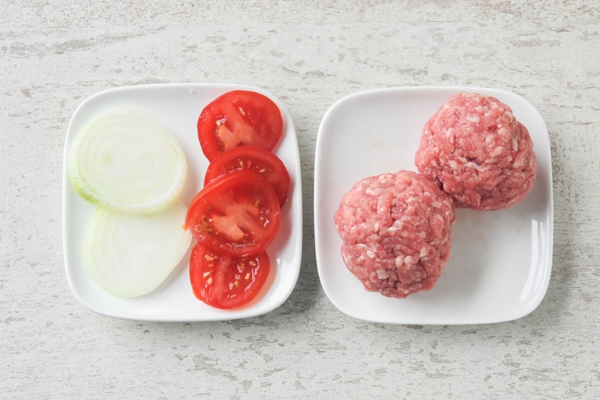 Preparamos la carne, cortamos la cebolla y el tomate