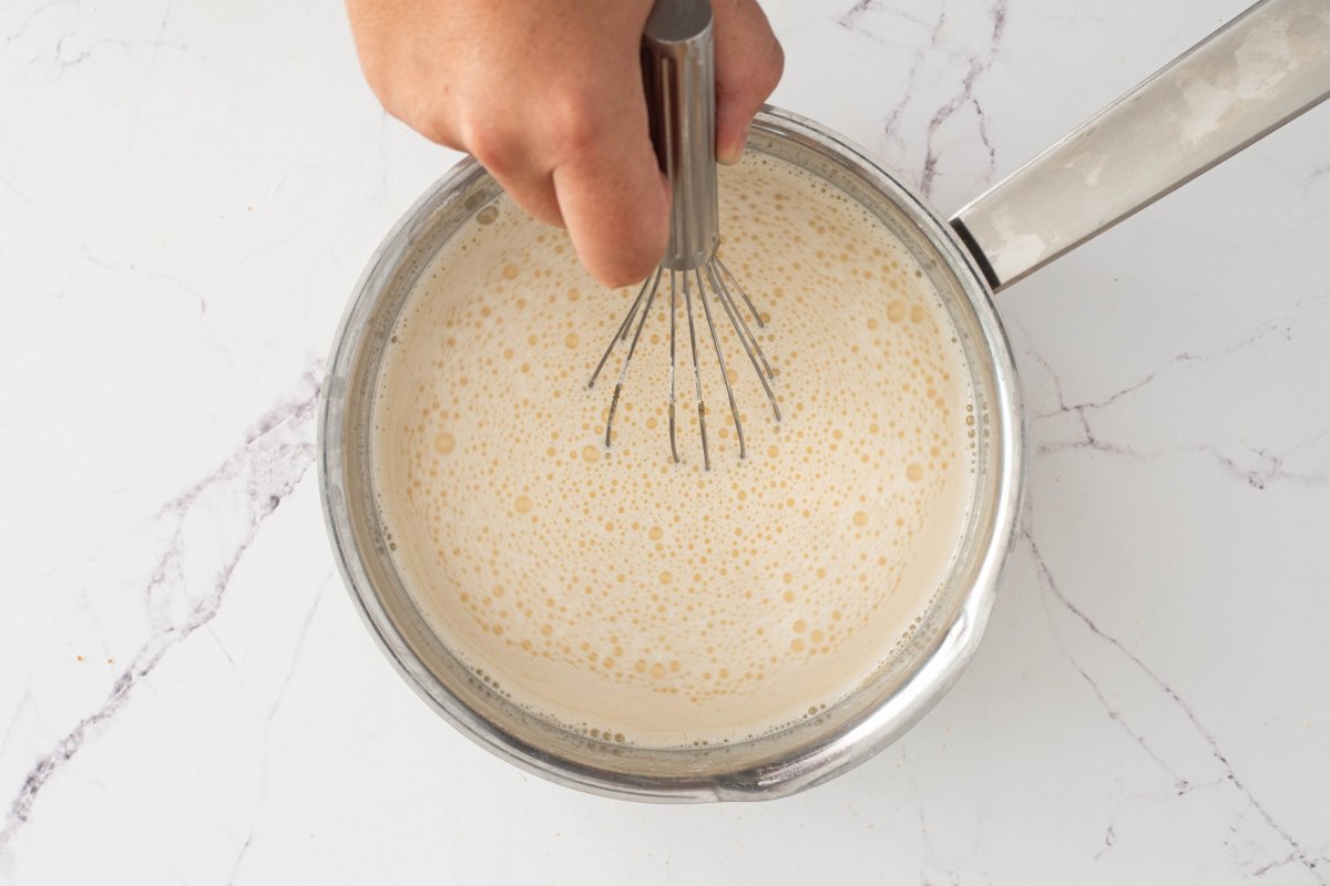 Preparamos la crema de la tarta de manzana con crema pastelera