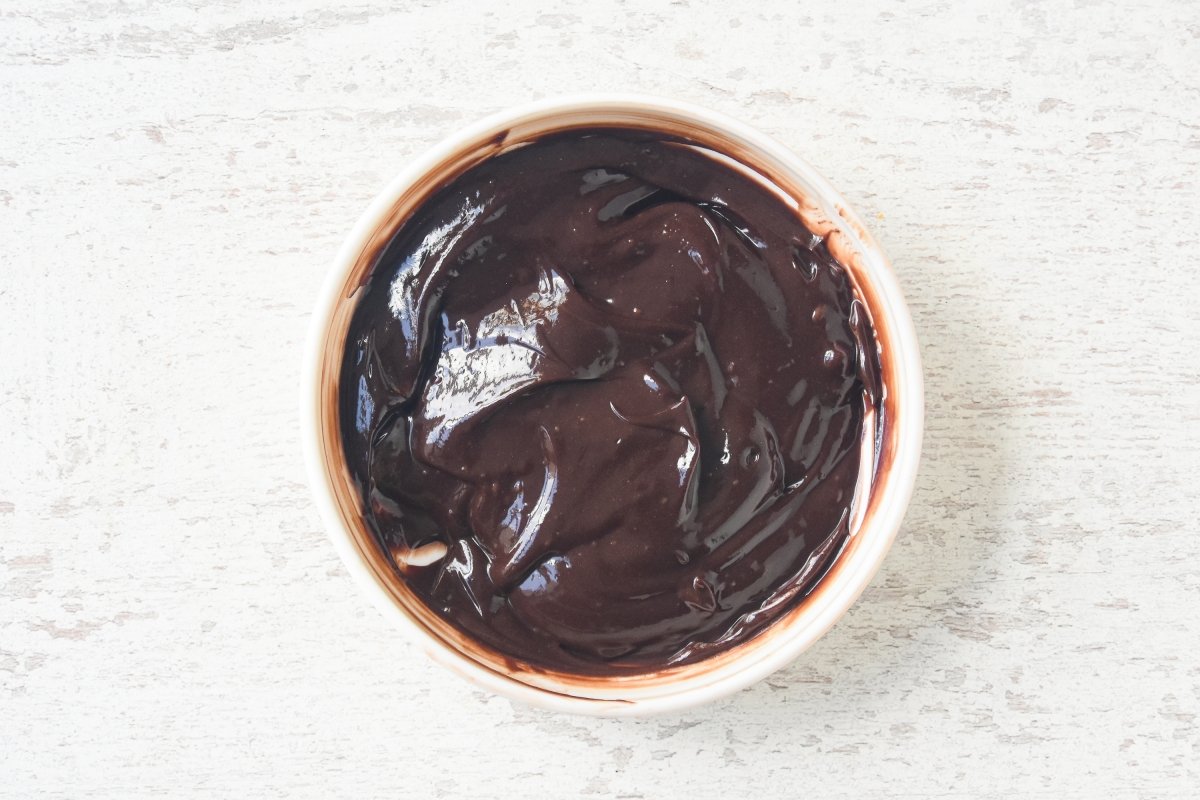 Preparamos la ganache de chocolate para la tarta de galletas María