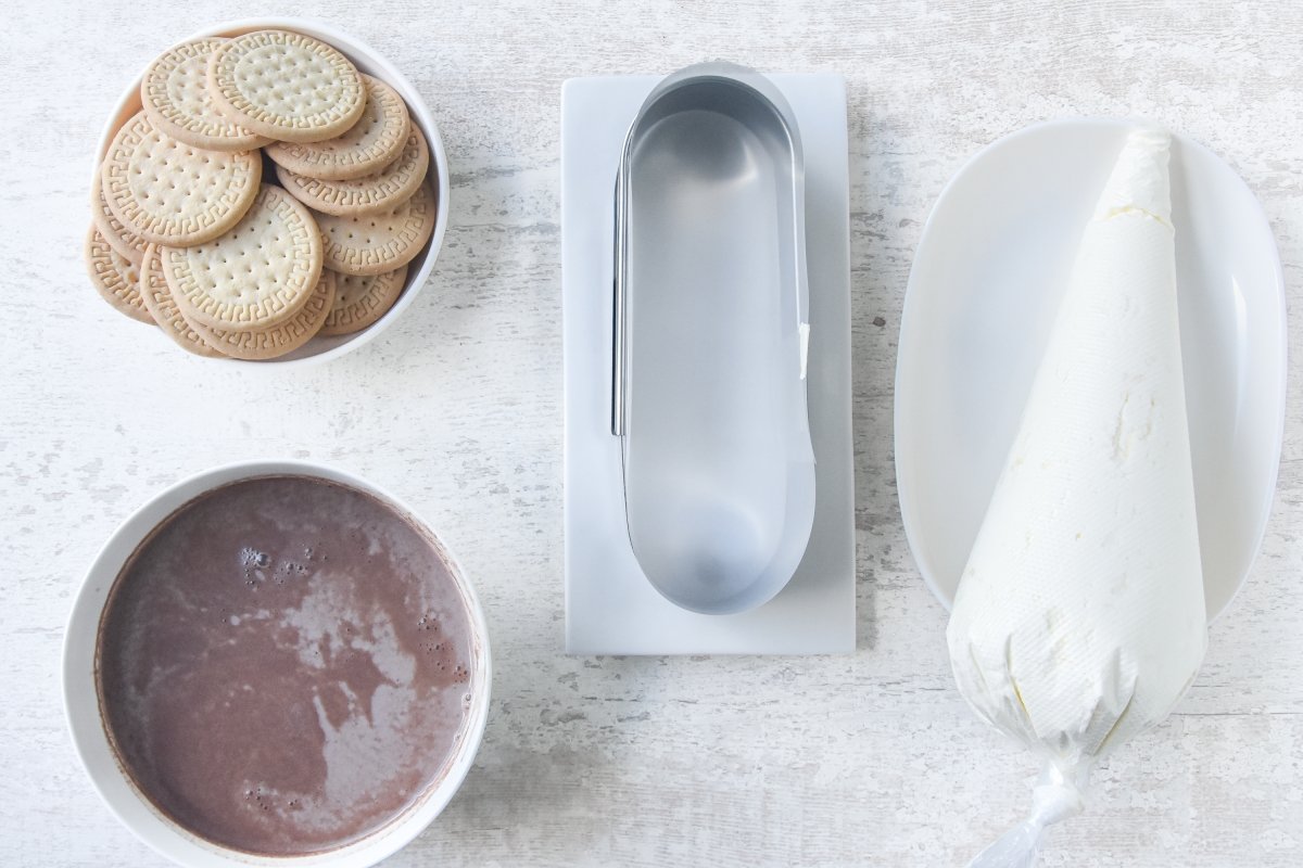 Preparamos la leche chocolateada y colocamos los ingredientes en la encimera