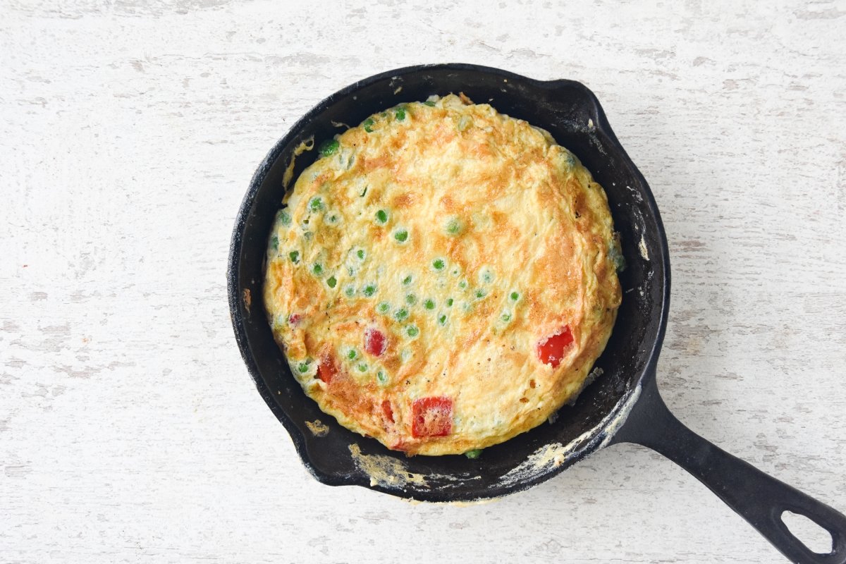 Preparamos la tortilla de pimiento y guisantes