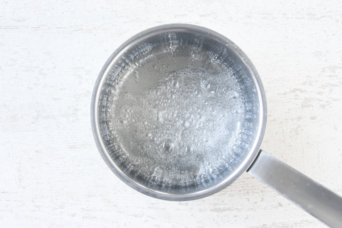 Preparamos un almíbar para la crema de mantequilla