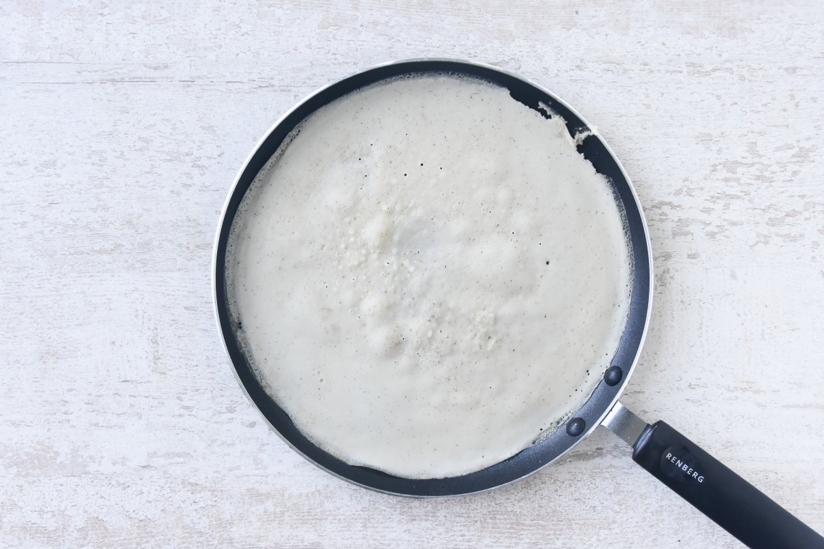 Preparamos un crepe en la sartén caliente