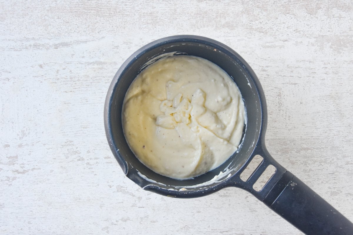 Preparamos una bechamel espesa para el pastitsio