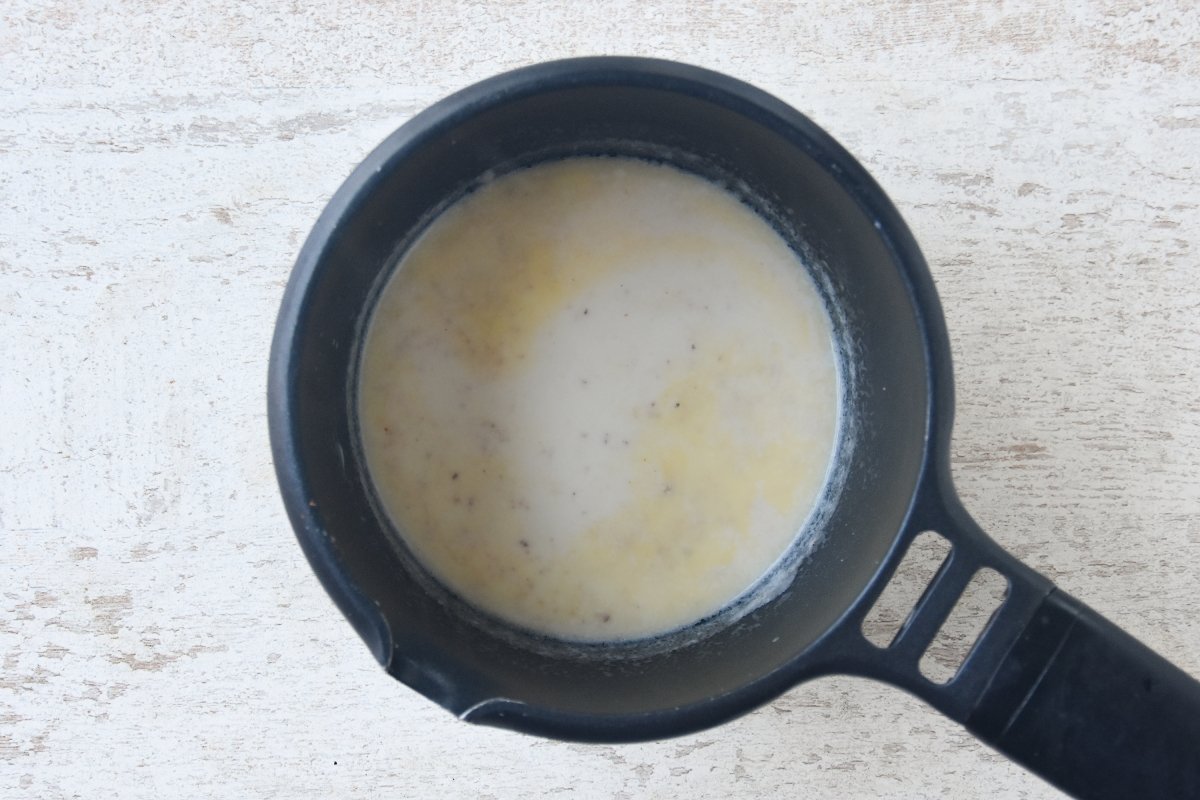 Preparamos una bechamel ligera de queso