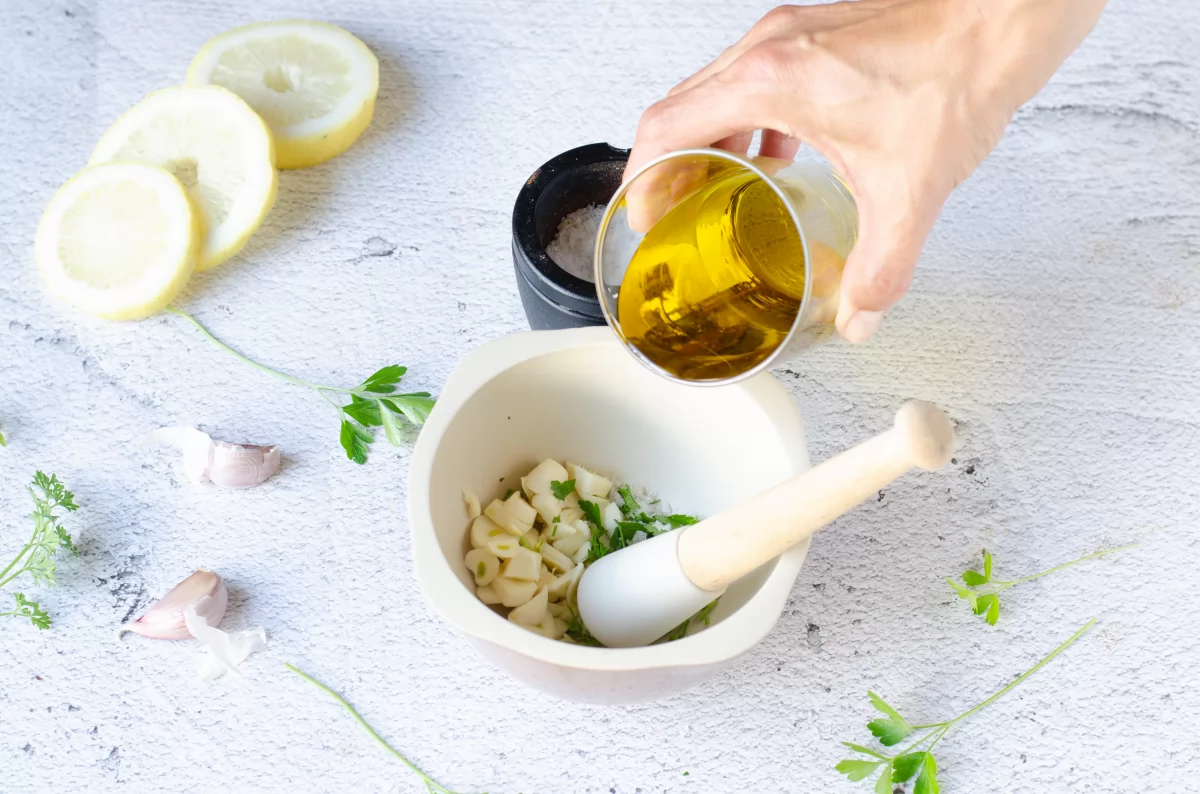 Gambones al ajillo 3 Preparanado la emulsión de ajo aceite y perejil en el mortero para los gambones al ajillo