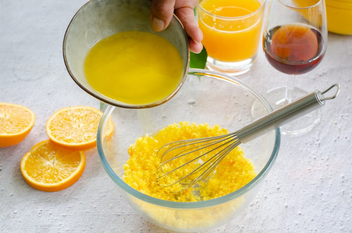 Preparando crema de naranja para las crepes Suzette