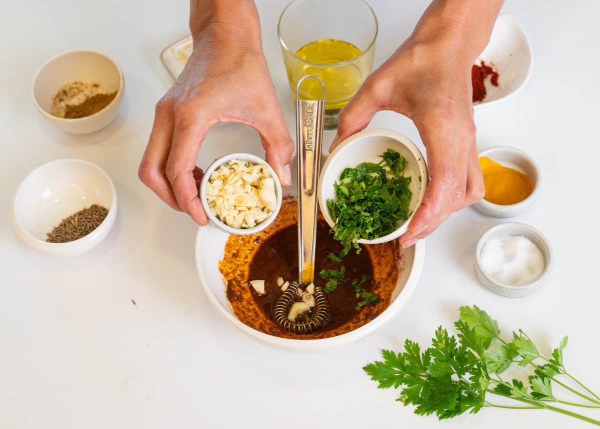 Preparando el aliño para hacer tajine de pollo