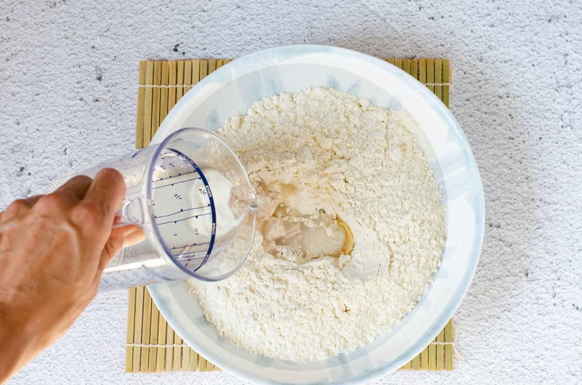 Preparando el amasado para el pan bao casero