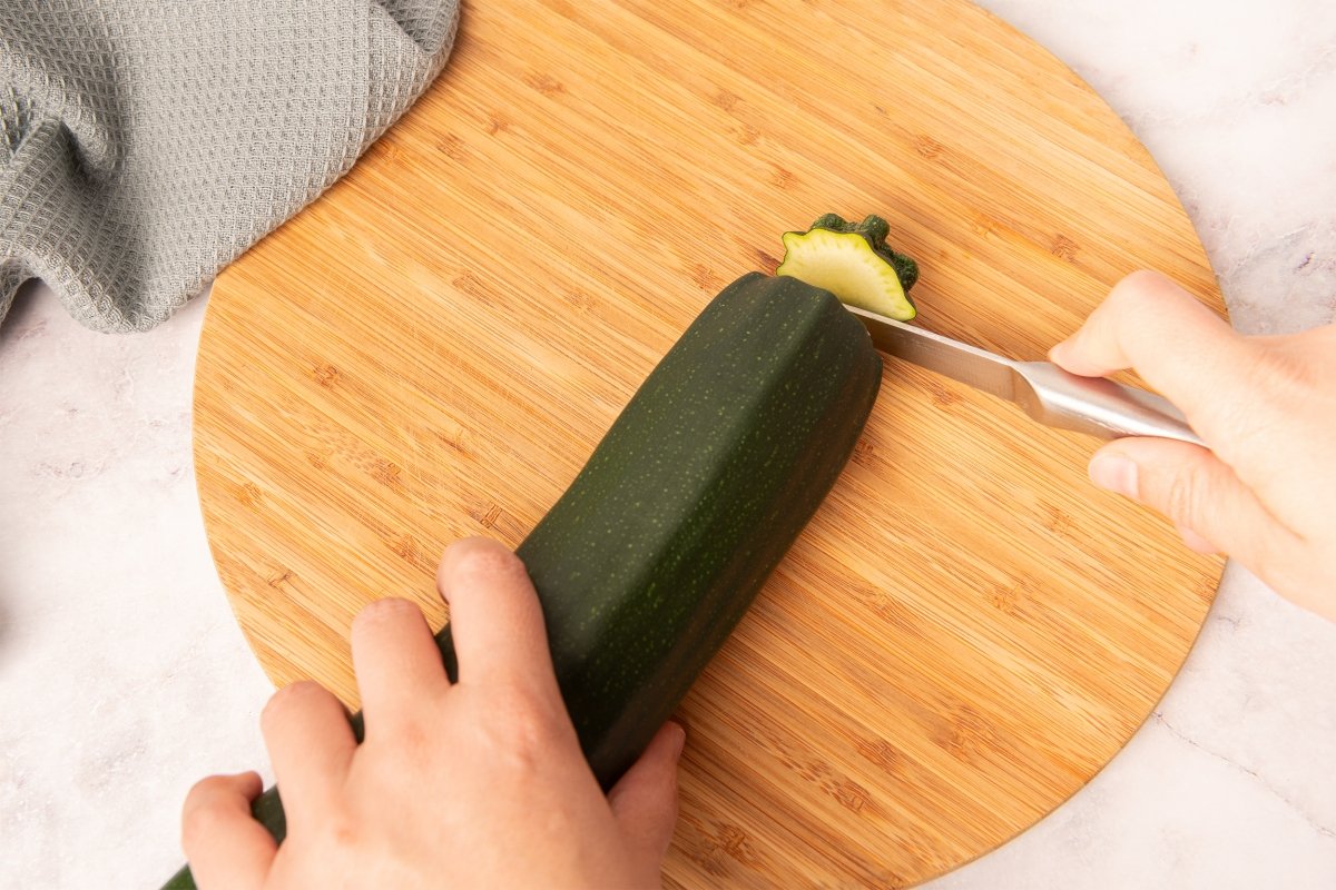 Preparando el calabacín para hacer zoodles