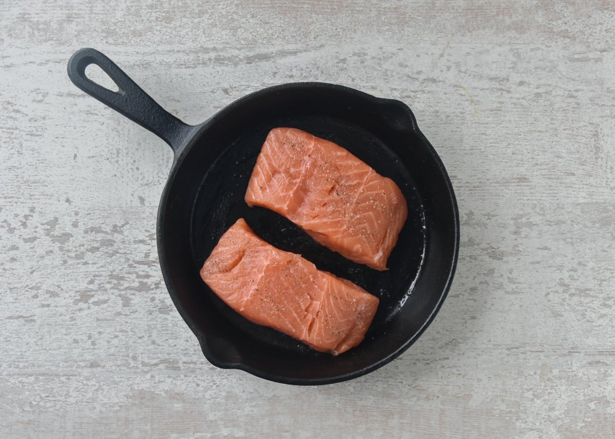 Preparando el salmón en la sartén