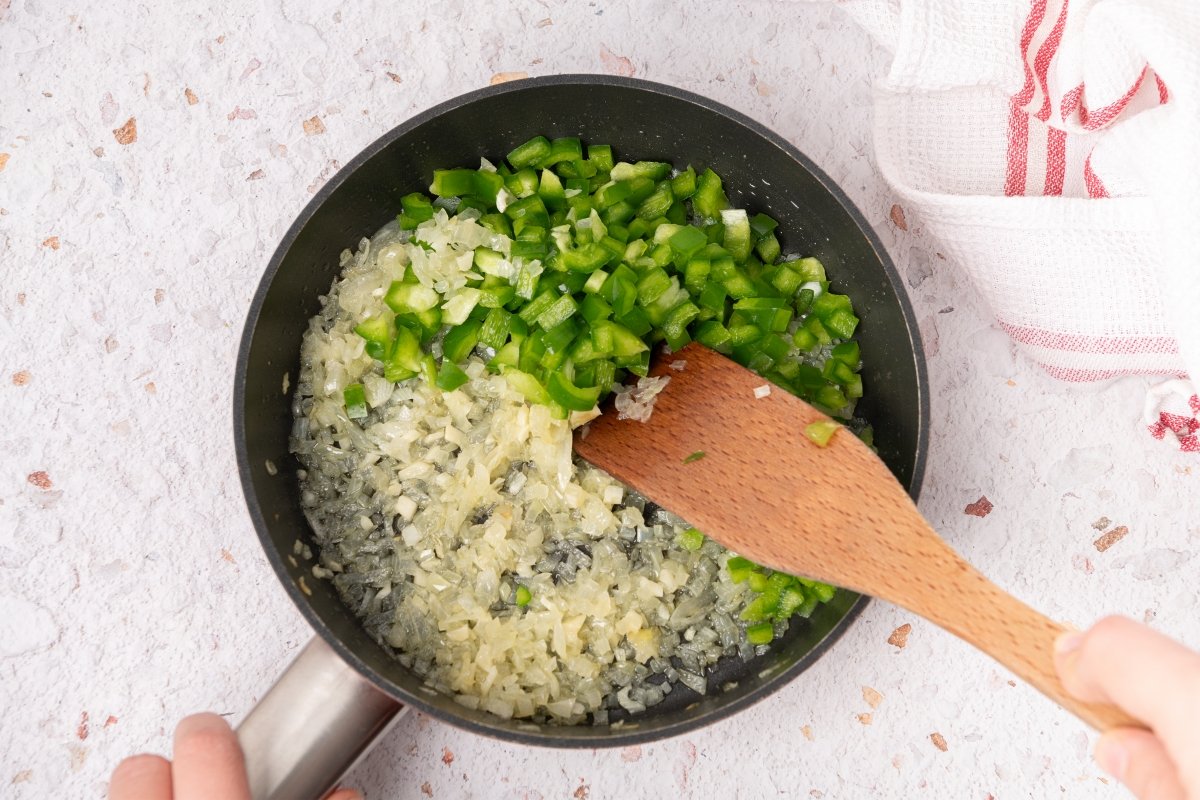 Preparando el sofrito para las judías pintas con arroz