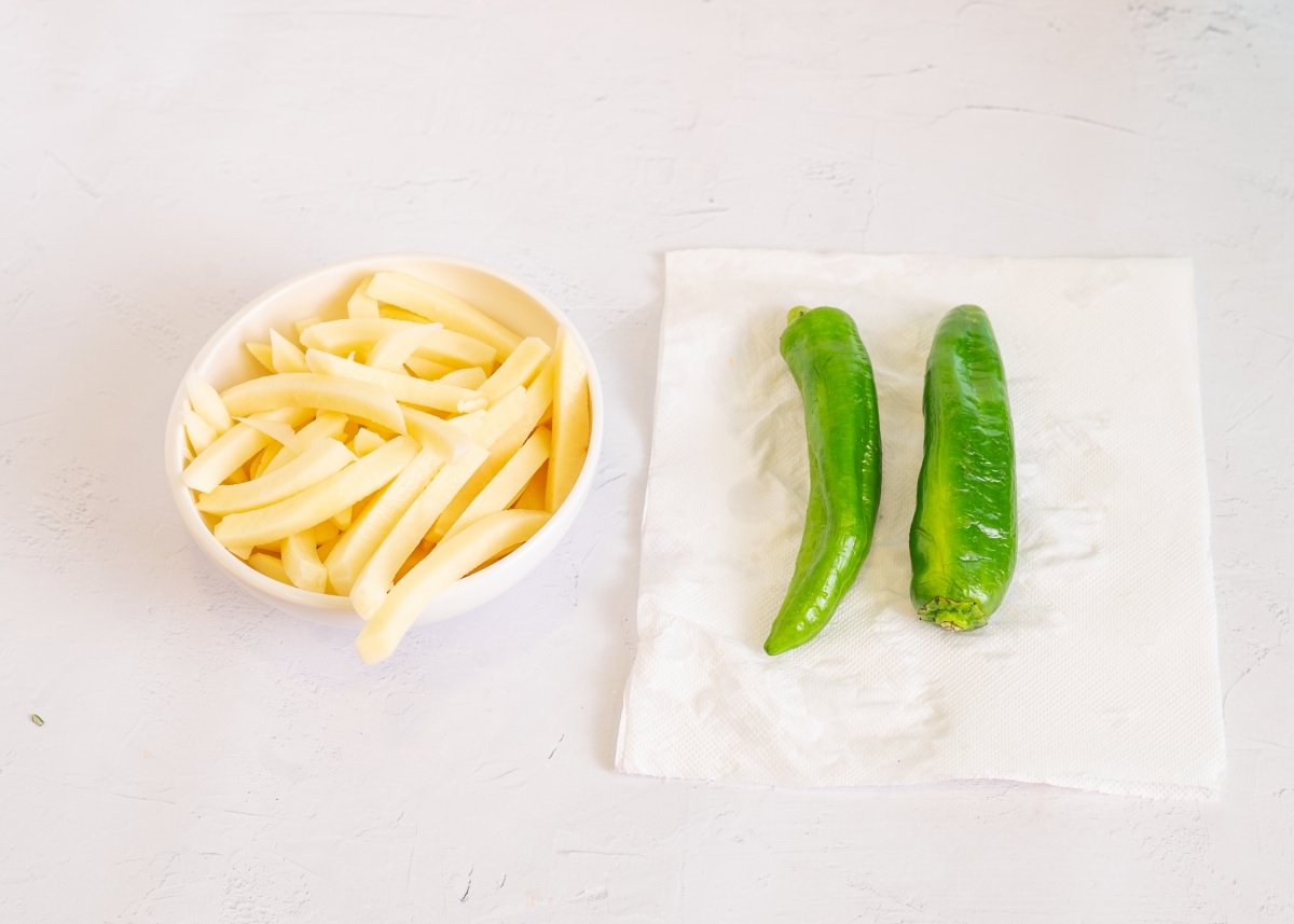 Preparando ingredientes para hacer plato de los montes