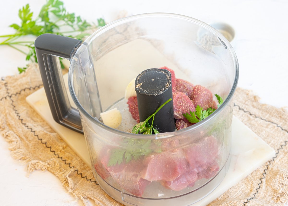 Preparando la carne del relleno para hacer pelmeni