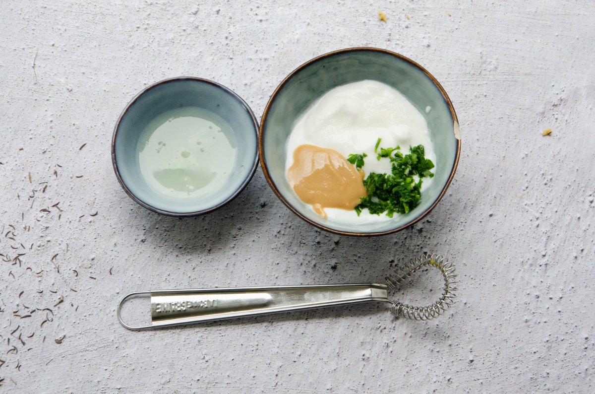 Preparando la salsa de yogurt para acompañar los falafel
