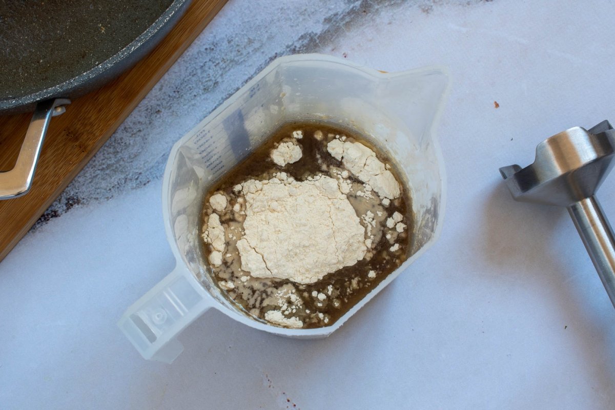 Preparando la salsa gravy con un poco de harina para espesar