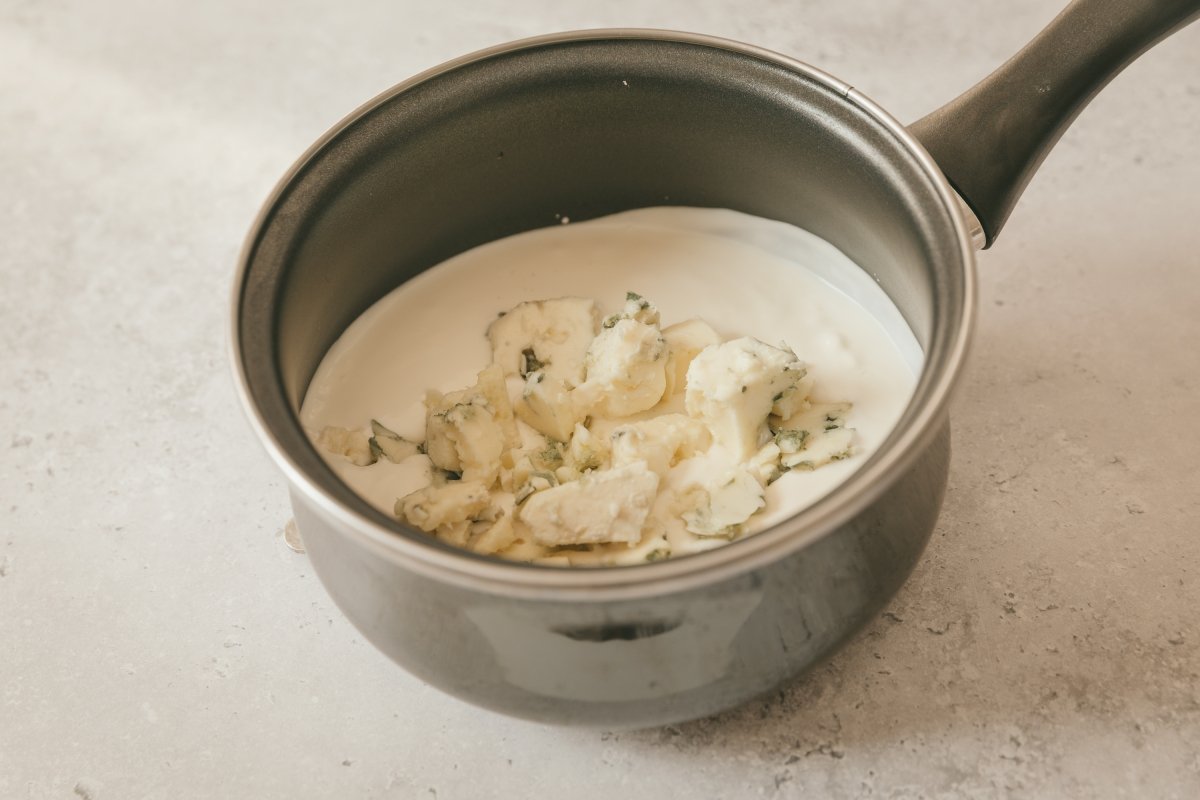 Preparando la salsa roquefort del solomillo de pollo