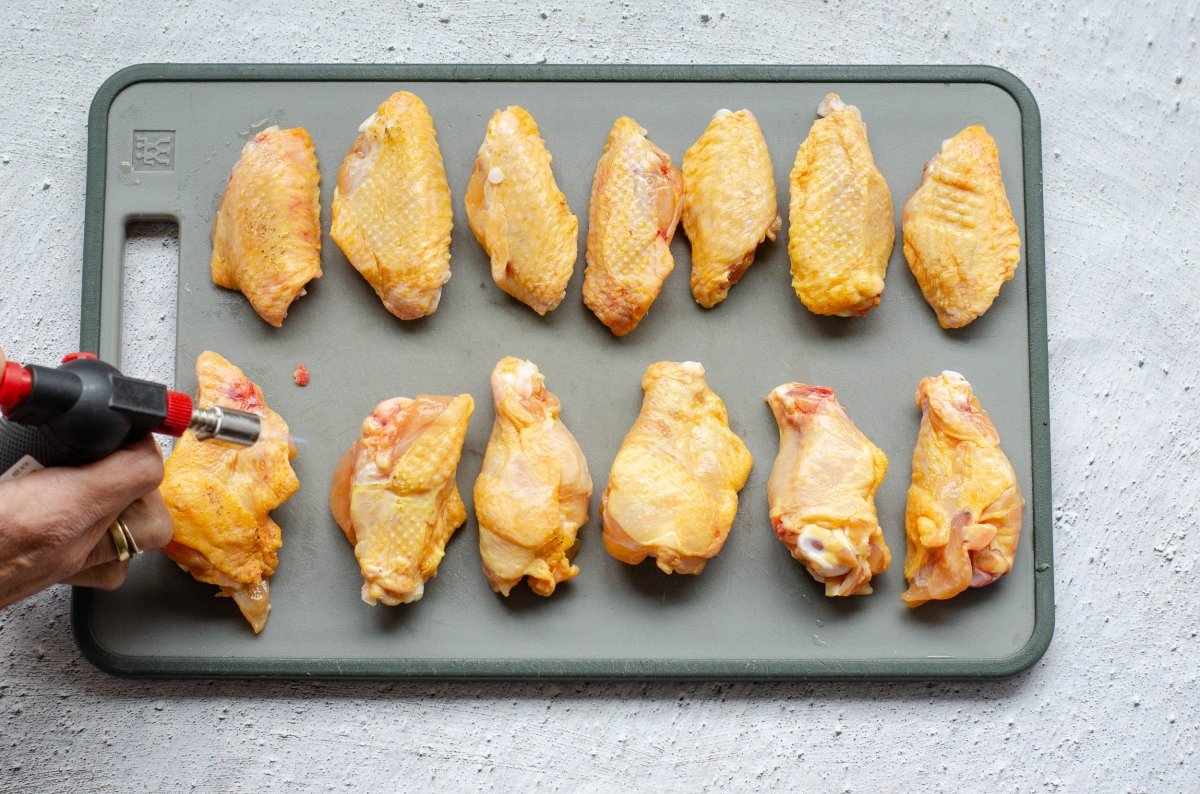 Preparando las alitas de pollo al estilo coreano