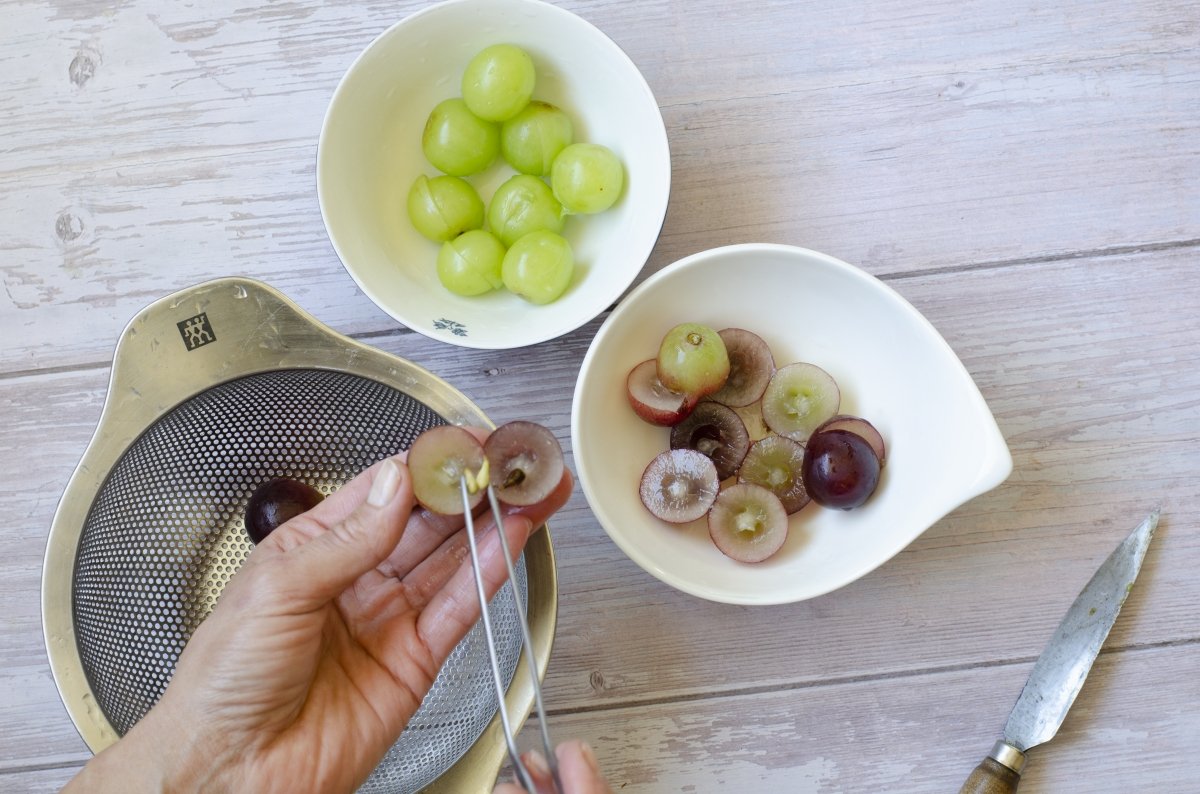 Preparando las uvas para rellenar