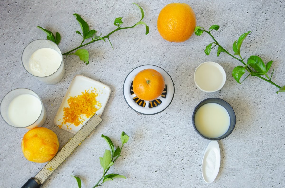 Preparando los ingredientes para hacer el helado de naranja
