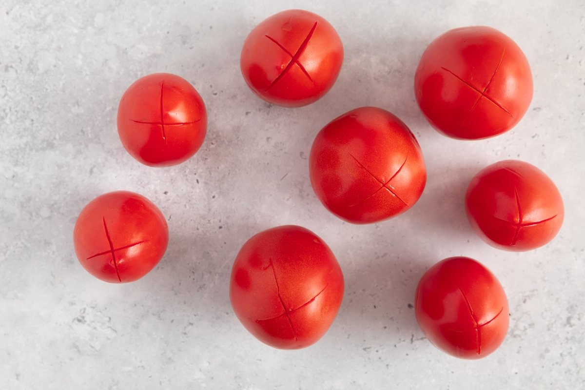 Preparando los tomates para la passata de tomate