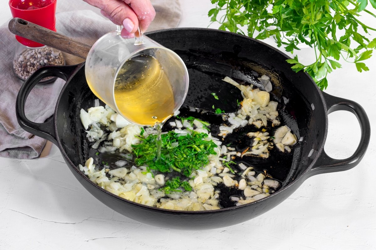 Preparando salsa para las patatas en salsa verde