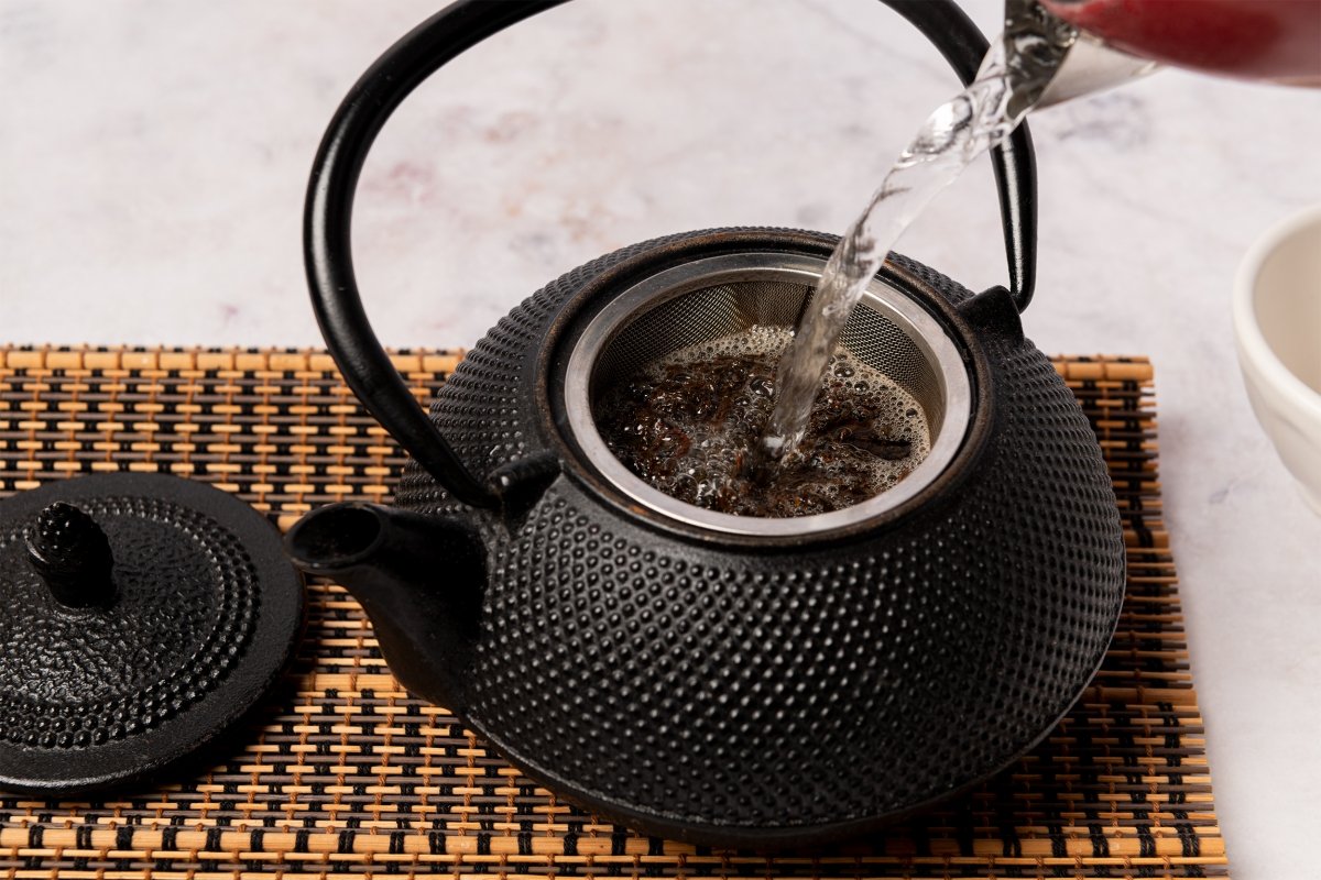 Preparando té negro para hacer bubble tea o té de burbujas