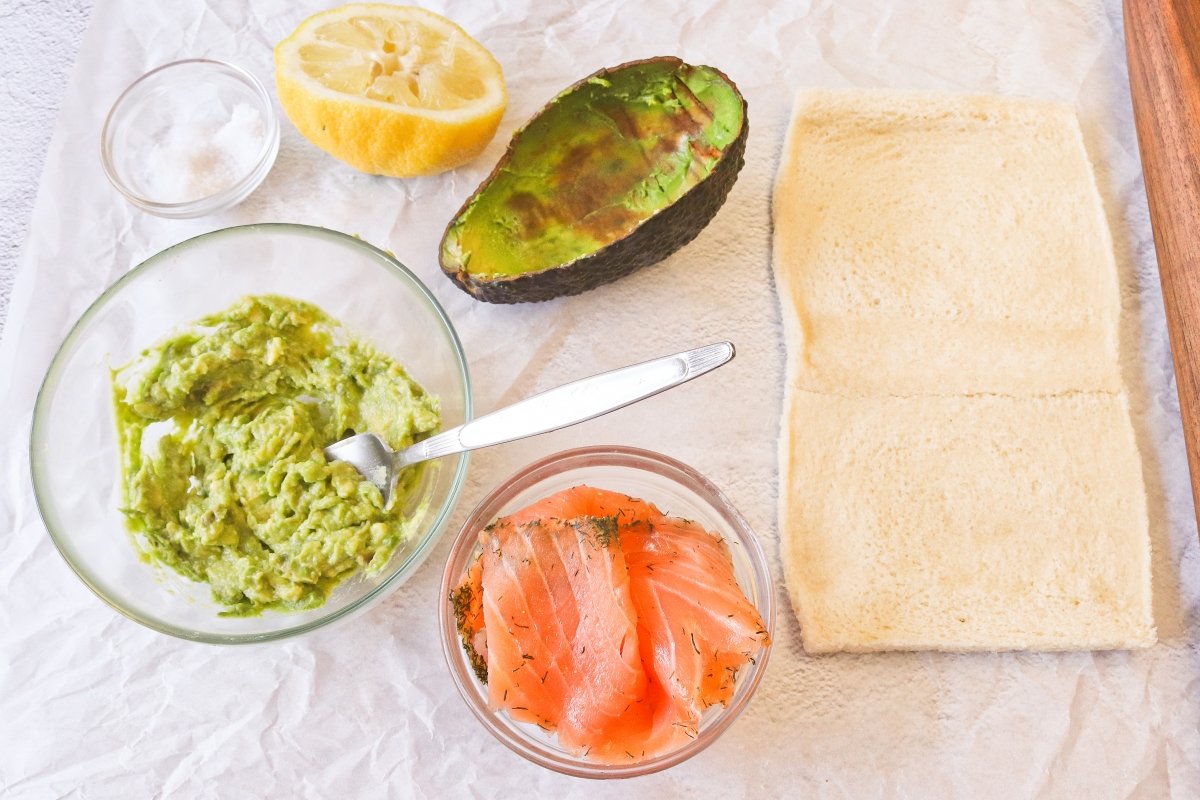 Preparar el aguacate para rellenar el rollo de pan de molde
