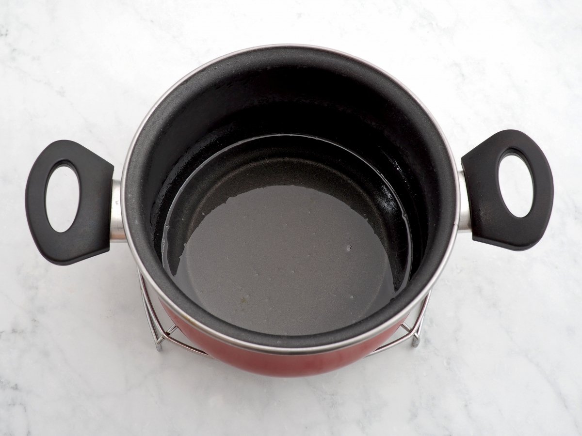 Preparar el almíbar para la tarta