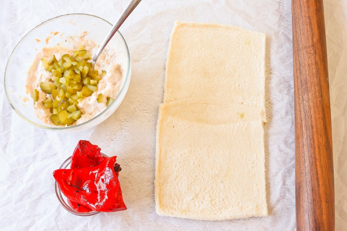 Preparar el atún con mayonesa para relleno del rollo de pan de molde