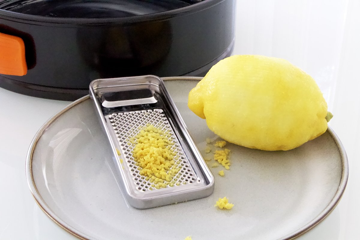 Prepare the mold and lemon zest