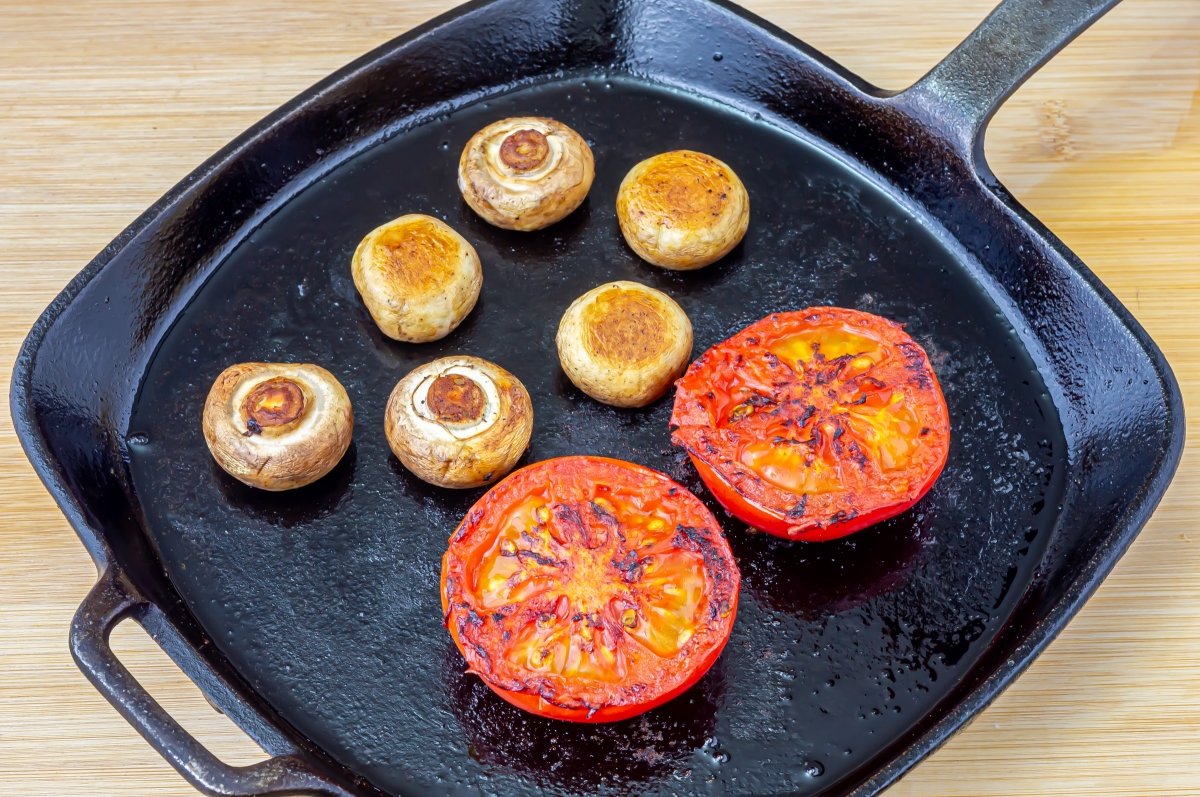 Preparar el tomate y los champiñones del desayuno inglés