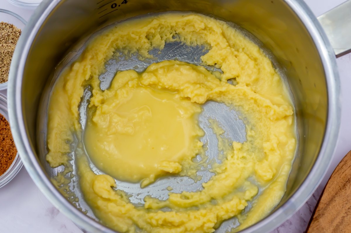 Preparar la bechamel del soufflé de queso